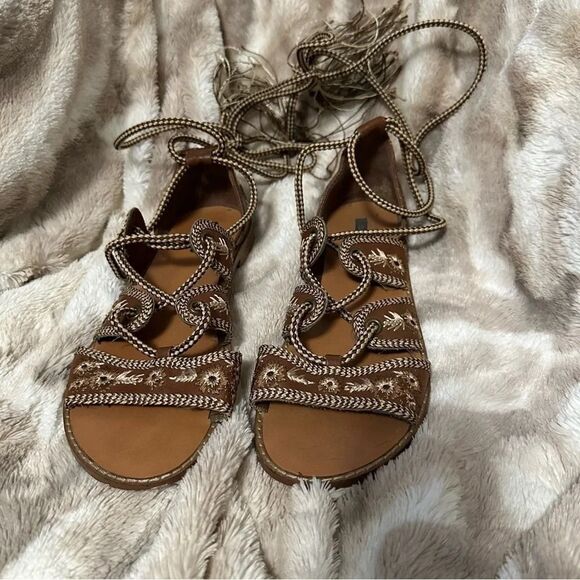 FOREVER 21 | Embroidered Lace Up Sandals - Picture 4 of 9